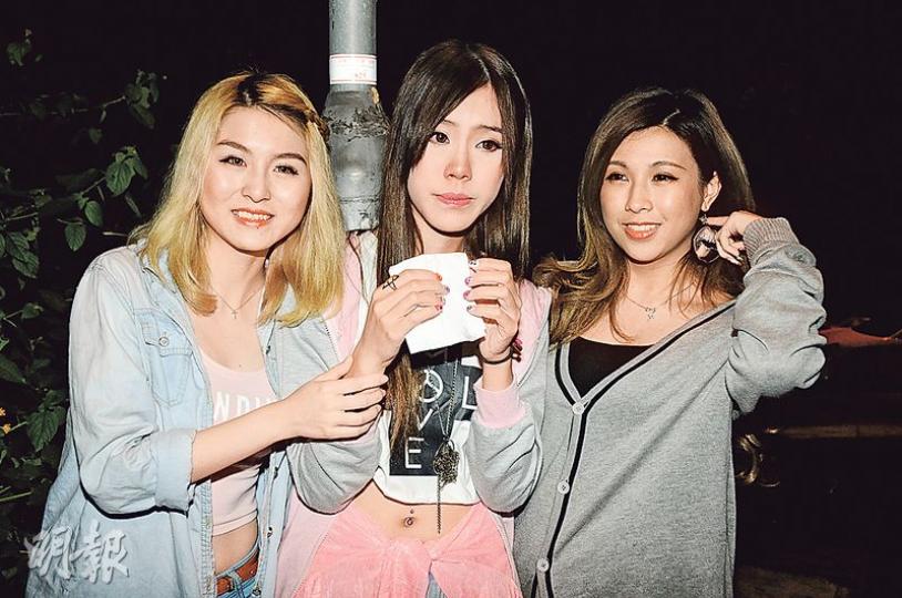 FFx成員Mizaki(中)知道要入猛鬼的學校拍攝,未入門口已嚇到喊,要隊友楊澤怡(左)及李詩詠(右)安慰。(攝影:梁榮達)梁思浩(攝影:梁榮達) FFx成員Mizaki(中)知道要入猛鬼的學校拍攝,未入門口已嚇到喊,要隊友楊澤怡(左)及李詩詠(右)安慰。(攝影:梁榮達)梁思浩(攝影:梁榮達)