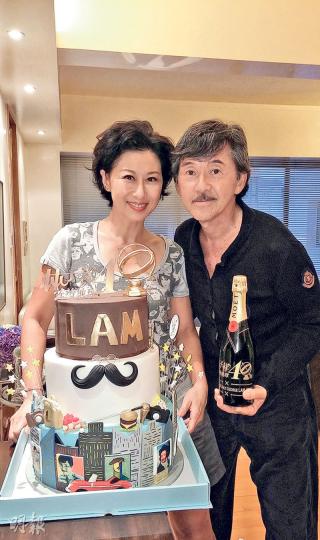 葉蒨文為老公林子祥訂製特別的生日蛋糕,代表她對老公的心意。(微博圖片)林子祥68歲生日,四代同堂齊集祝賀,令他非常開心。(微博圖片) 葉蒨文為老公林子祥訂製特別的生日蛋糕,代表她對老公的心意。(微博圖片)林子祥68歲生日,四代同堂齊集祝賀,令他非常開心。(微博圖片)