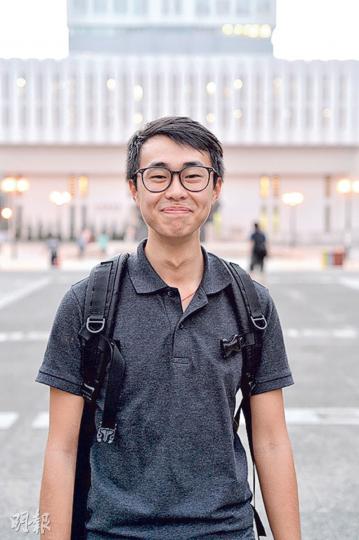 25歲的李先生全職工作兩年,月薪約2萬元。他稱有置業打算,全職工作後,每個月會儲8000至9000元,預計若與伴侶共同儲錢,30歲能負擔200萬至300萬元的單位首期。他說,幸好與家人同住,「若租住單位,可能連1元也儲不到」。被問及有否感到言論收窄,他說雖不擔心批評政府會遭報復,但在朋輩方面,由於有當警察的朋友,見面時會避免談論政治。(蘇智鑫攝)正在修讀碩士的吳小姐稱,置業非首要目標,但「不時會有買樓的想法」,只是樓價高企,很快便會打消念頭,坦言「不會買得到」。修讀護士課程的她預計,出來工作後月 25歲的李先生全職工作兩年,月薪約2萬元。他稱有置業打算,全職工作後,每個月會儲8000至9000元,預計若與伴侶共同儲錢,30歲能負擔200萬至300萬元的單位首期。他說,幸好與家人同住,「若租住單位,可能連1元也儲不到」。被問及有否感到言論收窄,他說雖不擔心批評政府會遭報復,但在朋輩方面,由於有當警察的朋友,見面時會避免談論政治。(蘇智鑫攝)正在修讀碩士的吳小姐稱,置業非首要目標,但「不時會有買樓的想法」,只是樓價高企,很快便會打消念頭,坦言「不會買得到」。修讀護士課程的她預計,出來工作後月