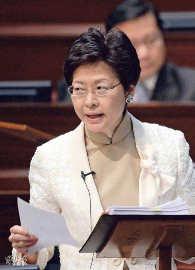 政務司長林鄭月娥在總結發言時,盛讚公務員團隊在處理鉛水事件中盡心盡力,態度專業,強調泛民的無理指控不會打擊他們的士氣。(劉焌陶攝) 政務司長林鄭月娥在總結發言時,盛讚公務員團隊在處理鉛水事件中盡心盡力,態度專業,強調泛民的無理指控不會打擊他們的士氣。(劉焌陶攝)
