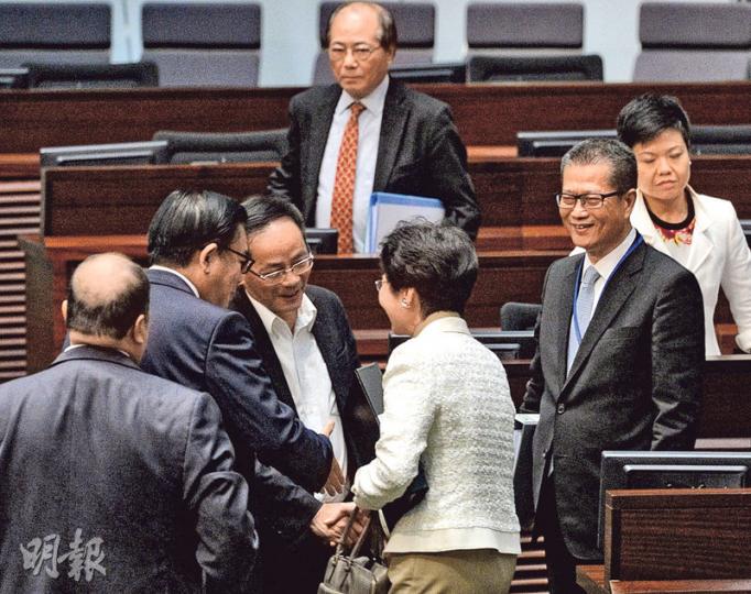 政務司長林鄭月娥昨日一番捍衛官員和公務員尊嚴的言論,贏得建制派一片稱讚。會後他們與林鄭互相握手,以表支持。民建聯葉國謙認為,政府在鉛水問題上已盡力,雖大眾未感到滿意,但不能因此抹殺政府付出的努力。 (劉焌陶攝) 政務司長林鄭月娥昨日一番捍衛官員和公務員尊嚴的言論,贏得建制派一片稱讚。會後他們與林鄭互相握手,以表支持。民建聯葉國謙認為,政府在鉛水問題上已盡力,雖大眾未感到滿意,但不能因此抹殺政府付出的努力。 (劉焌陶攝)