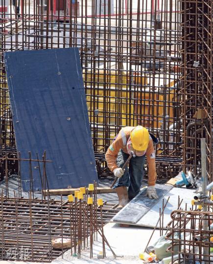 政府近年大力推動工程,建造業表示即使連續8年加薪,仍未能紓緩人手問題。(李紹昌攝) 政府近年大力推動工程,建造業表示即使連續8年加薪,仍未能紓緩人手問題。(李紹昌攝)