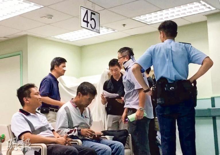 衝突事件中,7名工程人員遇襲受傷,送院治理,其間警員為4名傷者(左一至三及右二)錄取口供。(林智傑攝)沙江圍村民不滿政府計劃興建醫院洗衣場,在村外掛起橫額抗議。(林智傑攝) 衝突事件中,7名工程人員遇襲受傷,送院治理,其間警員為4名傷者(左一至三及右二)錄取口供。(林智傑攝)沙江圍村民不滿政府計劃興建醫院洗衣場,在村外掛起橫額抗議。(林智傑攝)