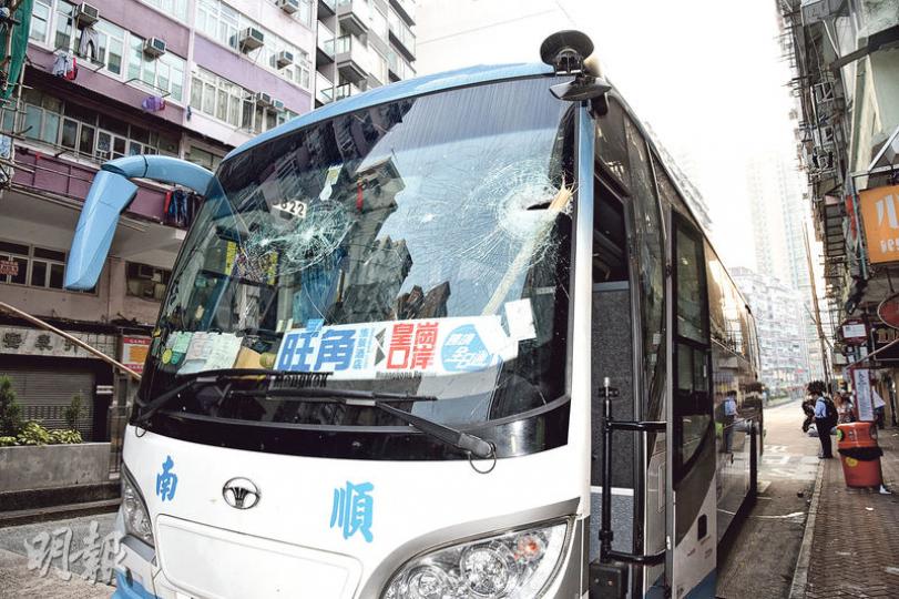 一輛旅遊巴昨於深水埗意外撞及擺放路邊的棚竹,引致擋風玻璃碎裂,更被棚竹刺穿玻璃插入車廂,幸未有傷及司機或乘客。(蔡方山攝) 一輛旅遊巴昨於深水埗意外撞及擺放路邊的棚竹,引致擋風玻璃碎裂,更被棚竹刺穿玻璃插入車廂,幸未有傷及司機或乘客。(蔡方山攝)