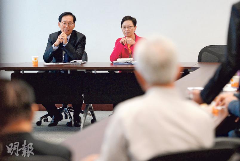 財委會主席陳健波(左)噚日主持財會之前,先同泛民會議召集人何秀蘭(右)同埋其他成員見面。(劉焌陶攝) 財委會主席陳健波(左)噚日主持財會之前,先同泛民會議召集人何秀蘭(右)同埋其他成員見面。(劉焌陶攝)