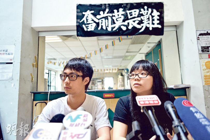 嶺南大學學生會會長劉振琳(左)指下周一將在校董會開會前,質詢校董對廢除特首必任校監制度的看法,暫未有計劃衝擊,但不排除任何可能。右為外務副會長柯凱齡。(蘇智鑫攝) 嶺南大學學生會會長劉振琳(左)指下周一將在校董會開會前,質詢校董對廢除特首必任校監制度的看法,暫未有計劃衝擊,但不排除任何可能。右為外務副會長柯凱齡。(蘇智鑫攝)