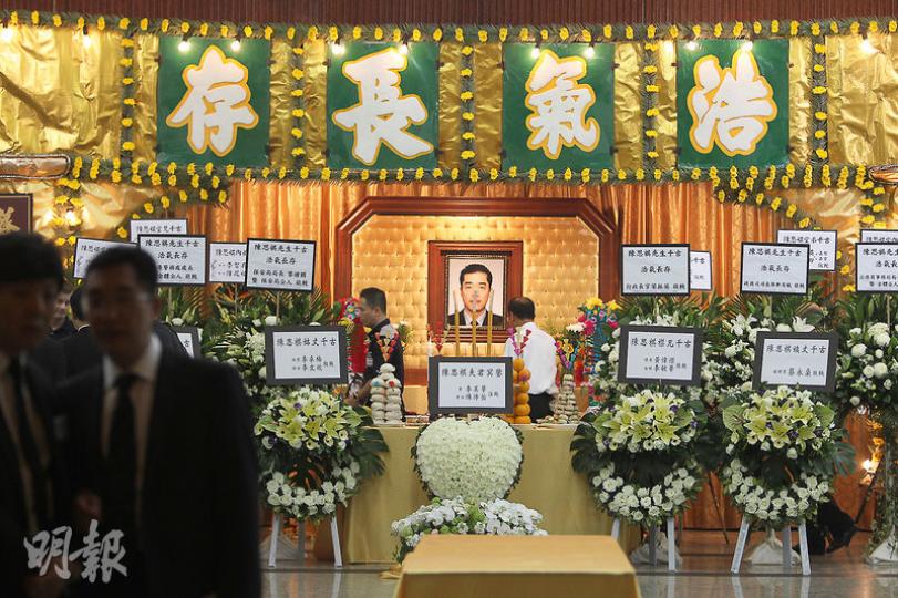 「無味神探」陳思祺昨日設靈,行政長官梁振英、政務司長林鄭月娥及保安局長黎棟國等高官均致送花圈。(林俊源攝)警務處長盧偉聰(箭嘴示)昨日親到陳思祺靈堂弔唁。(林俊源攝) 「無味神探」陳思祺昨日設靈,行政長官梁振英、政務司長林鄭月娥及保安局長黎棟國等高官均致送花圈。(林俊源攝)警務處長盧偉聰(箭嘴示)昨日親到陳思祺靈堂弔唁。(林俊源攝)