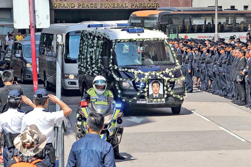警隊昨日為陳思祺的喪禮安排一部掛有AM9888車牌的新款平治深色靈車,將陳的靈柩移送浩園安葬。警方稱,過往警隊專用的靈車已經「退役」,故換上一部新款靈車,車身印有「警察」字眼。資料顯示,對上一輛退役的AM8179亦為平治車款,徐步高案的殉職警梁成恩及曾國恒、2011年中環失足墮橋殉職的警署警長劉志堅,3人喪禮亦是使用該輛警車。儀式舉行時,警方靈車會配以鮮花。(林俊源攝)於1990年代曾在重案組與陳思褀共事的戴偉志警司說,陳是「十分出色」的警務人員,值得大家今天對他的尊敬,他昨特意到場送昔日同袍最 警隊昨日為陳思祺的喪禮安排一部掛有AM9888車牌的新款平治深色靈車,將陳的靈柩移送浩園安葬。警方稱,過往警隊專用的靈車已經「退役」,故換上一部新款靈車,車身印有「警察」字眼。資料顯示,對上一輛退役的AM8179亦為平治車款,徐步高案的殉職警梁成恩及曾國恒、2011年中環失足墮橋殉職的警署警長劉志堅,3人喪禮亦是使用該輛警車。儀式舉行時,警方靈車會配以鮮花。(林俊源攝)於1990年代曾在重案組與陳思褀共事的戴偉志警司說,陳是「十分出色」的警務人員,值得大家今天對他的尊敬,他昨特意到場送昔日同袍最
