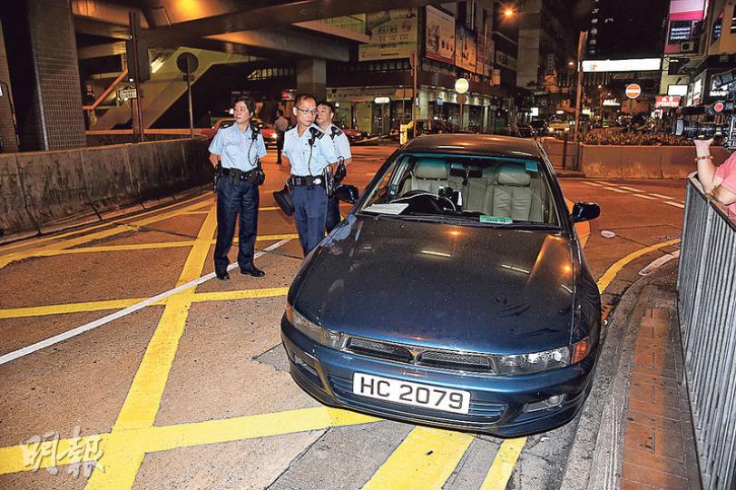 警員在路邊尋回可疑私家車,車上兩男女已不知所終;警員根據資料在區內尋獲女乘客拘捕帶署,正追尋涉事男司機下落。(蔡方山攝) 警員在路邊尋回可疑私家車,車上兩男女已不知所終;警員根據資料在區內尋獲女乘客拘捕帶署,正追尋涉事男司機下落。(蔡方山攝)