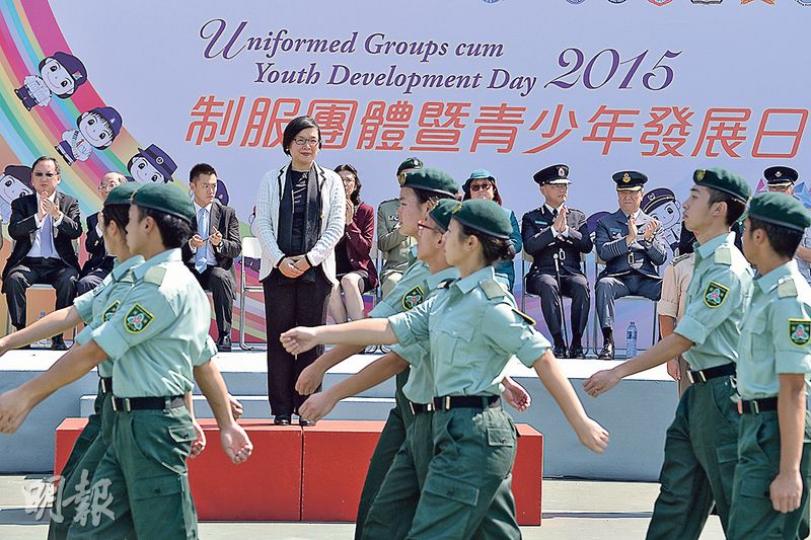 署理民政事務局長許曉暉(紅色台上者)檢閱香港青少年軍的步操。(馮凱鍵攝)香港青少年軍總會總幹事李康民(上圖)說,青少年軍成立9個月已吸納約160多名團員。(馮凱鍵攝) 署理民政事務局長許曉暉(紅色台上者)檢閱香港青少年軍的步操。(馮凱鍵攝)香港青少年軍總會總幹事李康民(上圖)說,青少年軍成立9個月已吸納約160多名團員。(馮凱鍵攝)