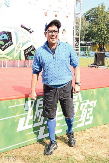 阿倫昨日穿上冷衫現身熱到出汗,但他笑言是標冷汗。(攝影鎅O者﹕柯美 ) 阿倫昨日穿上冷衫現身熱到出汗,但他笑言是標冷汗。(攝影鎅O者﹕柯美 )