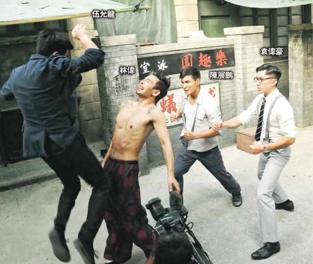伍允龍真功夫躍起以膝頭撞擊林偉,在旁睇到都覺得痛。(攝影﹕孫華中)陳展鵬(右)在《城寨英雄》都要變身打仔。(攝影﹕孫華中)袁偉豪(左)意外被踢中。(攝影﹕孫華中)伍允龍初拍電視劇《城寨英雄》要打到飛起,無花無假。(攝影﹕孫華中)《城寨英雄》陳展鵬(左起)、伍允龍與袁偉豪打到周身傷。(攝影﹕孫華中)胡定欣自爆拍《城》劇喊到眼腫,心情很沉重。(攝影﹕孫華中) 伍允龍真功夫躍起以膝頭撞擊林偉,在旁睇到都覺得痛。(攝影﹕孫華中)陳展鵬(右)在《城寨英雄》都要變身打仔。(攝影﹕孫華中)袁偉豪(左)意外被踢中。(攝影﹕孫華中)伍允龍初拍電視劇《城寨英雄》要打到飛起,無花無假。(攝影﹕孫華中)《城寨英雄》陳展鵬(左起)、伍允龍與袁偉豪打到周身傷。(攝影﹕孫華中)胡定欣自爆拍《城》劇喊到眼腫,心情很沉重。(攝影﹕孫華中)