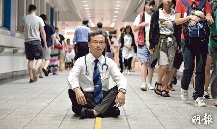 公共醫療醫生協會上周二發動聯署爭取加薪看齊公僕，至昨日已計劃行動升級至靜坐，協會會長陳沛然醫生（靜坐者）表示醫管局正「破壞制度」，前線對此已「群情洶湧」。（馮凱鍵攝）