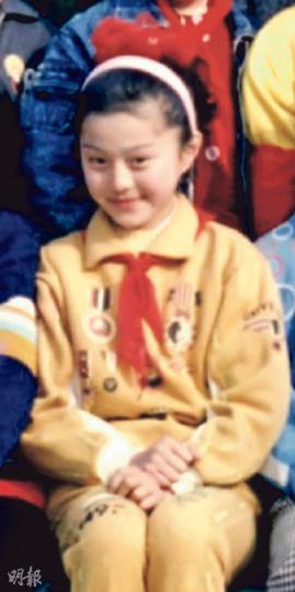 范冰冰童年時已是美人胚子，被男友李晨大讚45度低頭拍照好可愛。（微博圖片）