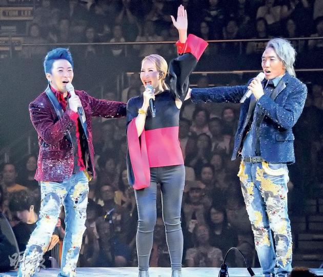 張崇基（右）、張崇德（左）前晚舉行首場演唱會，跳唱快歌之餘，又請來李玟（中）做嘉賓。李玟大讚兩兄弟多年無變。（攝影：孫華中） 劉美娟帶同仔女捧張崇德場。（攝影：孫華中） 張崇基（左）、張崇德（右）與李玟（中）是同屆新秀。（攝影：孫華中）