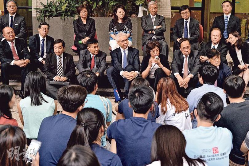 嶺南大學21名校董與現場約40名學生席地而坐,展開對話個多小時,坐在前排的校董為身兼副校長的莫家豪(左起)、身兼校長的鄭國漢、校董會主席歐陽伯權、鄺心怡,後排右二為行政會議成員林奮強。(馮凱鍵攝)聚集於嶺大黃氏行政大樓,昨午一度有學生搬開鐵馬,其他學生則欲向前推,學生會會長劉振琳(右一)見狀立即擋在大樓大門前高舉雙手,呼籲學生不要衝,並說「各位記者朋友,我們不是想衝擊」,其他學生始告冷靜。(馮凱鍵攝)校董與學生對話結束後,有部分學生不滿,阻止校董林奮強(箭嘴示)等人離開,引起一陣混亂。(馮凱鍵攝 嶺南大學21名校董與現場約40名學生席地而坐,展開對話個多小時,坐在前排的校董為身兼副校長的莫家豪(左起)、身兼校長的鄭國漢、校董會主席歐陽伯權、鄺心怡,後排右二為行政會議成員林奮強。(馮凱鍵攝)聚集於嶺大黃氏行政大樓,昨午一度有學生搬開鐵馬,其他學生則欲向前推,學生會會長劉振琳(右一)見狀立即擋在大樓大門前高舉雙手,呼籲學生不要衝,並說「各位記者朋友,我們不是想衝擊」,其他學生始告冷靜。(馮凱鍵攝)校董與學生對話結束後,有部分學生不滿,阻止校董林奮強(箭嘴示)等人離開,引起一陣混亂。(馮凱鍵攝