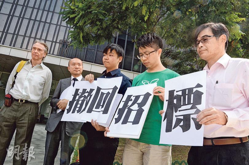 地政總署前助理署長Allan Hay(左一)、環保觸覺成員麥志杰(右二)、司法覆核申請人丘家寶(右三)及露輝路樹林關注組成員周生(右一),要求地政總署於下周三(28日)前對法庭批出司法覆核作回覆,並暫緩招標。(劉焌陶攝) 地政總署前助理署長Allan Hay(左一)、環保觸覺成員麥志杰(右二)、司法覆核申請人丘家寶(右三)及露輝路樹林關注組成員周生(右一),要求地政總署於下周三(28日)前對法庭批出司法覆核作回覆,並暫緩招標。(劉焌陶攝)