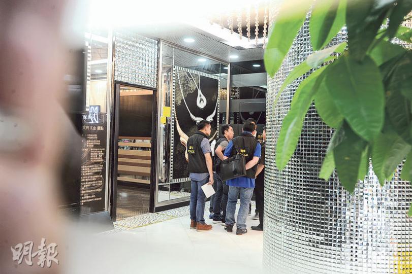 紅磡一間珠寶店昨發生內地旅客與領隊衝突事件,事後重案組探員到場調查。(衛永康攝) 紅磡一間珠寶店昨發生內地旅客與領隊衝突事件,事後重案組探員到場調查。(衛永康攝)
