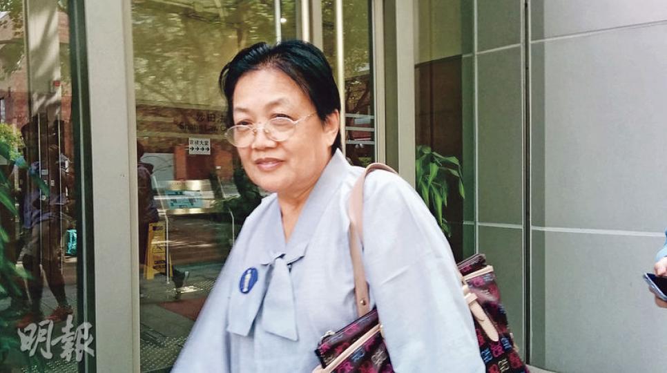 協助12歲男童肖友懷逾期居留的外婆周紹璇,被控協助他人違反逗留條件,昨承認控罪。辯方求情稱,懷仔母親懷孕時,因嫌棄懷仔會帶來厄運,表明放棄照顧懷仔,周紹璇稱若不帶懷仔來港「佢會死」。(植敏欣攝) 協助12歲男童肖友懷逾期居留的外婆周紹璇,被控協助他人違反逗留條件,昨承認控罪。辯方求情稱,懷仔母親懷孕時,因嫌棄懷仔會帶來厄運,表明放棄照顧懷仔,周紹璇稱若不帶懷仔來港「佢會死」。(植敏欣攝)
