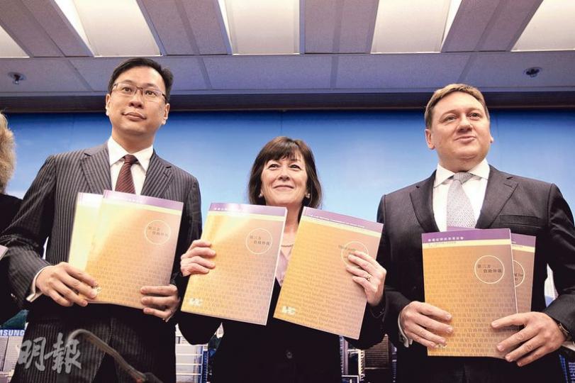 法律改革委員會就第三方資助仲裁展開公眾諮詢。第三方資助仲裁小組委員會主席兼大律師甘婉玲(中)表示委員會建議修訂法例,允許在本港進行第三方資助仲裁。(郭慶輝攝) 法律改革委員會就第三方資助仲裁展開公眾諮詢。第三方資助仲裁小組委員會主席兼大律師甘婉玲(中)表示委員會建議修訂法例,允許在本港進行第三方資助仲裁。(郭慶輝攝)