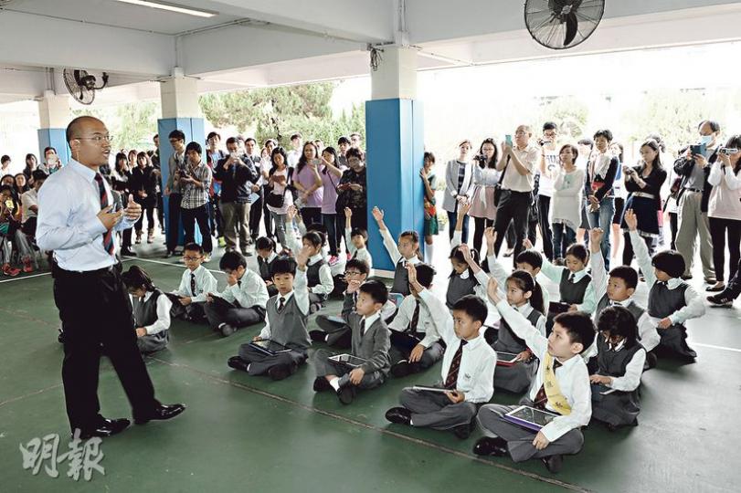 學校在中、英、數、常、體及德育超過30個研究計劃,合作伙伴有香港大學、香港中文大學、香港教育學院、教育局資優教育組及優質教育基金等。當中有不少研究報告於香港教師中心的教育研究報告匯編、教育局或大學刊物中發布。(劉焌陶攝)三至六年級學生可以參加射箭隊,即使升上鳳溪一中也可承接學習,箭隊教練亦為鳳溪舊生。(劉焌陶攝)學生於夏威夷小結他班中自彈自唱流行曲《高山低谷》,絕對追得上潮流!(劉焌陶攝)學校提供多項多元化活動供學生參加,以培育他們多元智能綜合能力。(劉焌陶攝) 學校在中、英、數、常、體及德育超過30個研究計劃,合作伙伴有香港大學、香港中文大學、香港教育學院、教育局資優教育組及優質教育基金等。當中有不少研究報告於香港教師中心的教育研究報告匯編、教育局或大學刊物中發布。(劉焌陶攝)三至六年級學生可以參加射箭隊,即使升上鳳溪一中也可承接學習,箭隊教練亦為鳳溪舊生。(劉焌陶攝)學生於夏威夷小結他班中自彈自唱流行曲《高山低谷》,絕對追得上潮流!(劉焌陶攝)學校提供多項多元化活動供學生參加,以培育他們多元智能綜合能力。(劉焌陶攝)