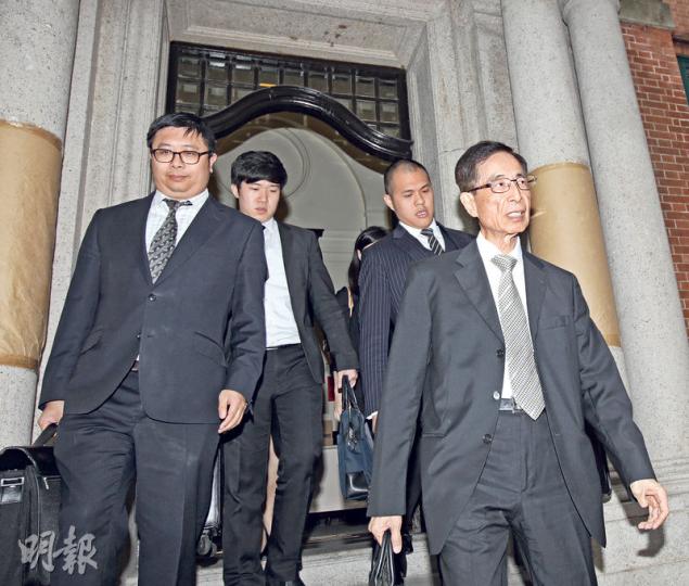 資深大律師李柱銘(前右)義務代表3名啟晴邨及葵聯邨居民申請加入研訊獲批,但委員會不豁免居民的律師費。亦是義務代表3名居民的律師文浩正(前左)說不會因此退出研訊,冀委員會重新考慮。(李紹昌攝) 資深大律師李柱銘(前右)義務代表3名啟晴邨及葵聯邨居民申請加入研訊獲批,但委員會不豁免居民的律師費。亦是義務代表3名居民的律師文浩正(前左)說不會因此退出研訊,冀委員會重新考慮。(李紹昌攝)