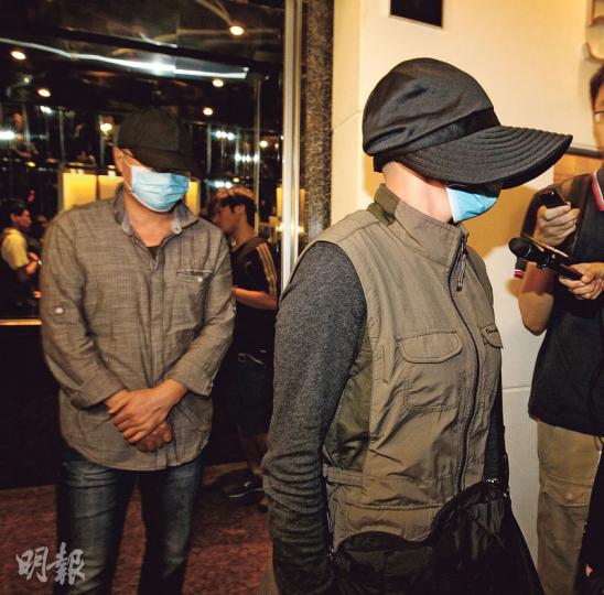 大埔定慧寺女主持釋智定(右)及現任丈夫釋如智(左)昨到入境處報到,同穿便服、戴口罩及鴨嘴帽,未有回應記者提問。(李紹昌攝) 大埔定慧寺女主持釋智定(右)及現任丈夫釋如智(左)昨到入境處報到,同穿便服、戴口罩及鴨嘴帽,未有回應記者提問。(李紹昌攝)