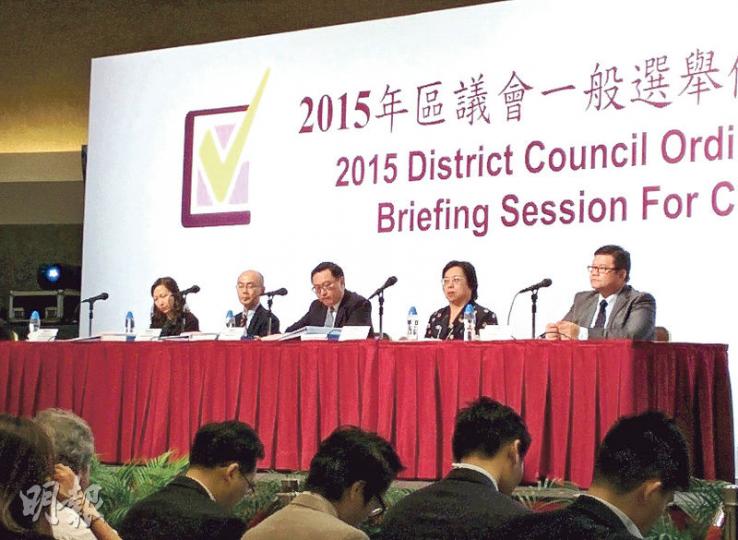 選管會主席馮驊(中)指出,候選人應在選舉期間避免提供利益等「瓜田李下」行為。(梁智康攝) 選管會主席馮驊(中)指出,候選人應在選舉期間避免提供利益等「瓜田李下」行為。(梁智康攝)