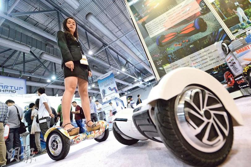 在環球資源移動電子展上,多間參展商以電動平衡車作重點宣傳產品。有參展商指一般人可在15分鐘內學會操控平衡車,穿厚底鞋的女職員在現場示範時亦操控自如。(鍾林枝攝) 在環球資源移動電子展上,多間參展商以電動平衡車作重點宣傳產品。有參展商指一般人可在15分鐘內學會操控平衡車,穿厚底鞋的女職員在現場示範時亦操控自如。(鍾林枝攝)