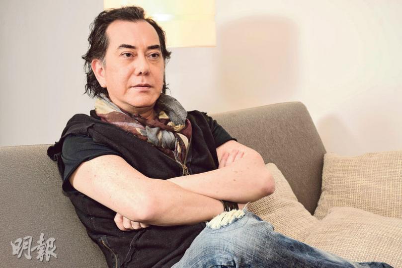黃秋生在影視界縱橫33年,看透卻不等於看化,所以他再為TVB拍攝《梟雄》,一樣照批評TVB的劇集製作水準沒進步,所以不僅台慶劇才要嚴謹,應該每齣劇都視為台慶劇才對。(攝影﹕梁迺楠)秋生為TVB拍劇,主要是答謝當年監製王心慰給他機會演出,所以跟曾勵珍說若是王心慰才拍,結果促成今次合作。(攝影﹕梁迺楠) 黃秋生在影視界縱橫33年,看透卻不等於看化,所以他再為TVB拍攝《梟雄》,一樣照批評TVB的劇集製作水準沒進步,所以不僅台慶劇才要嚴謹,應該每齣劇都視為台慶劇才對。(攝影﹕梁迺楠)秋生為TVB拍劇,主要是答謝當年監製王心慰給他機會演出,所以跟曾勵珍說若是王心慰才拍,結果促成今次合作。(攝影﹕梁迺楠)