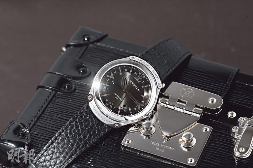 Louis Vuitton新表剛在上月限定發佈,以LV的羅馬數值Fifty Five為名,定位為中性的Essential Daily Watch。(陳淑安攝)41毫米的GMT款式備有皮帶和鏈帶兩款選擇,定價分別為3900歐元和4500歐元。(陳淑安攝)36毫米的款式男女合用,配搭ETA 2892自動機芯,皮帶和鏈帶款分別為3500歐元和4000歐元。(陳淑安攝)最小巧的女裝表款直徑31毫米,配石英機芯,具時分顯示,皮帶和鏈帶款分別為2900歐元和3300歐元。(陳淑安攝)表盤的3、6和9時位置以 Louis Vuitton新表剛在上月限定發佈,以LV的羅馬數值Fifty Five為名,定位為中性的Essential Daily Watch。(陳淑安攝)41毫米的GMT款式備有皮帶和鏈帶兩款選擇,定價分別為3900歐元和4500歐元。(陳淑安攝)36毫米的款式男女合用,配搭ETA 2892自動機芯,皮帶和鏈帶款分別為3500歐元和4000歐元。(陳淑安攝)最小巧的女裝表款直徑31毫米,配石英機芯,具時分顯示,皮帶和鏈帶款分別為2900歐元和3300歐元。(陳淑安攝)表盤的3、6和9時位置以
