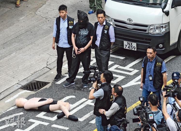 (賴俊傑攝)代表遇襲死者的假人在停車場出入口被疑犯「毆打」後,再被移至馬路邊,以跌坐姿勢放在地上,其間疑犯上前拉着假人左手臂,向探員交代案情。(賴俊傑攝)警方重組案情期間,疑犯在涉事珠寶店毗鄰停車場出入口位置,以探員所持假人重演案發當日如何與死者拉扯及膝撞。(賴俊傑攝) (賴俊傑攝)代表遇襲死者的假人在停車場出入口被疑犯「毆打」後,再被移至馬路邊,以跌坐姿勢放在地上,其間疑犯上前拉着假人左手臂,向探員交代案情。(賴俊傑攝)警方重組案情期間,疑犯在涉事珠寶店毗鄰停車場出入口位置,以探員所持假人重演案發當日如何與死者拉扯及膝撞。(賴俊傑攝)