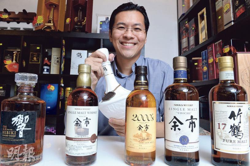 參展商「酒軒」推30多款日本及蘇格蘭威士忌,其中余市2000年原酒(中)及余市10年(右二)分別只有3支及1支,在美酒佳餚展現場可試飲。酒商代表李永熙(圖)看好展期營業額升一成。(劉焌陶攝) 參展商「酒軒」推30多款日本及蘇格蘭威士忌,其中余市2000年原酒(中)及余市10年(右二)分別只有3支及1支,在美酒佳餚展現場可試飲。酒商代表李永熙(圖)看好展期營業額升一成。(劉焌陶攝)