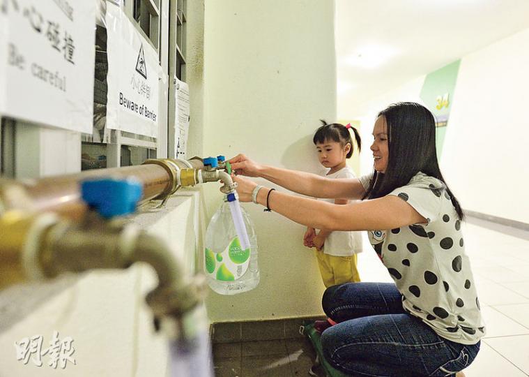 受鉛水事件影響的啟晴邨居民李沛宜和她3歲的女兒,現時要到住所樓層的走廊公共水喉取水。李女士表示,現仍無法安心飲用自來水,在家中水喉取的食水只供清潔洗澡等用途,煮食和飲用水都使用蒸餾水及走廊的公共水喉水。(鄧宗弘攝) 受鉛水事件影響的啟晴邨居民李沛宜和她3歲的女兒,現時要到住所樓層的走廊公共水喉取水。李女士表示,現仍無法安心飲用自來水,在家中水喉取的食水只供清潔洗澡等用途,煮食和飲用水都使用蒸餾水及走廊的公共水喉水。(鄧宗弘攝)