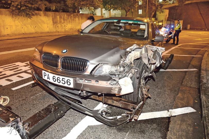 寶馬撞斷樹後,警員到場發現涉事司機已離開,遂將車拖走扣查。其後一名男子到場自稱司機,因未能通過酒精呼氣測試,涉酒後駕駛被捕。(蔡方山攝)寶馬撞塌10米高樹後,記者發現斷樹樹頭上放了一罐啤酒。(蔡方山攝) 寶馬撞斷樹後,警員到場發現涉事司機已離開,遂將車拖走扣查。其後一名男子到場自稱司機,因未能通過酒精呼氣測試,涉酒後駕駛被捕。(蔡方山攝)寶馬撞塌10米高樹後,記者發現斷樹樹頭上放了一罐啤酒。(蔡方山攝)