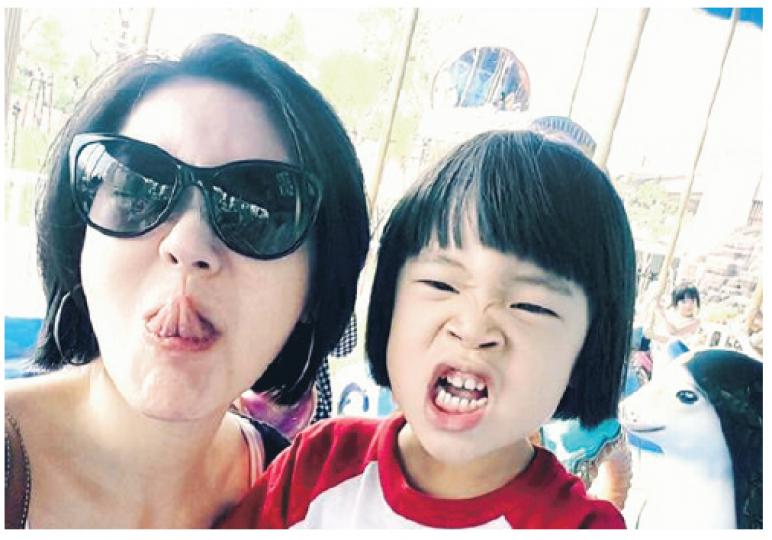 小S與女兒擺搞鬼表情合照。(微博圖片) 小S與女兒擺搞鬼表情合照。(微博圖片)