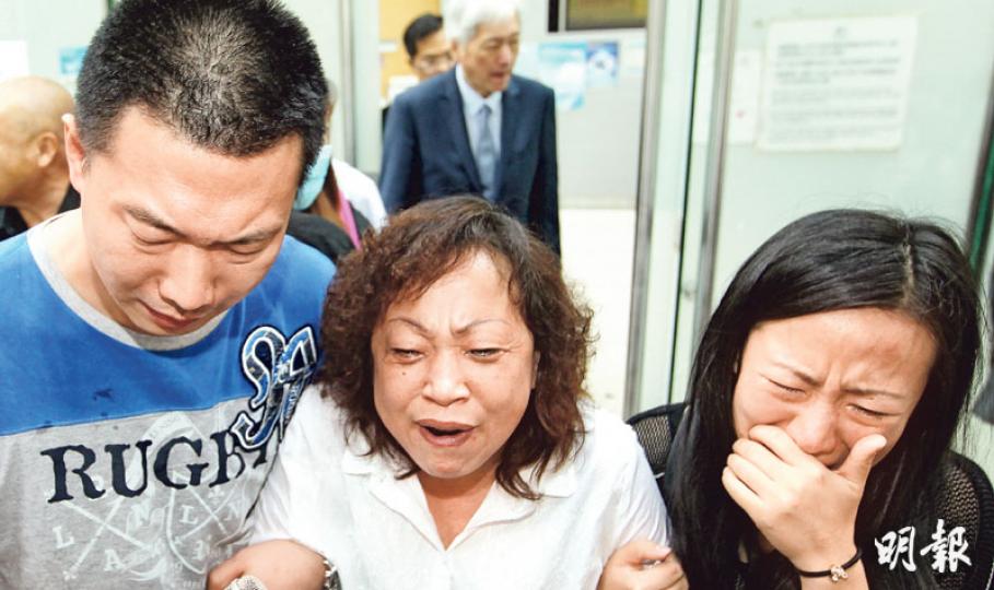 內地遊客苗春起在港旅遊時疑遭強迫購物引發爭執打鬥後死亡,其妻(中)、女兒及女婿(右及左)昨認屍後傷心痛哭,苗妻一度傷心至要人攙扶。(林俊源攝) 內地遊客苗春起在港旅遊時疑遭強迫購物引發爭執打鬥後死亡,其妻(中)、女兒及女婿(右及左)昨認屍後傷心痛哭,苗妻一度傷心至要人攙扶。(林俊源攝)