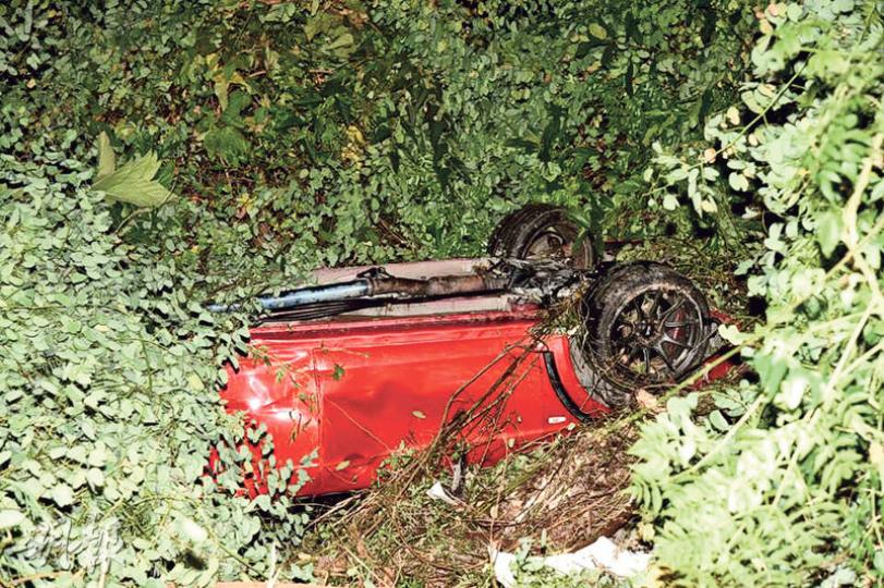 昨日凌晨的新娘潭路車禍,三菱辣車「露筍」10代失控衝下8米山坡,車上司機重傷死亡。(蔡方山攝)警員在新娘潭路車禍現場蒐證。昨日與前年發生的車禍相距只有10多米。(蔡方山攝) 昨日凌晨的新娘潭路車禍,三菱辣車「露筍」10代失控衝下8米山坡,車上司機重傷死亡。(蔡方山攝)警員在新娘潭路車禍現場蒐證。昨日與前年發生的車禍相距只有10多米。(蔡方山攝)