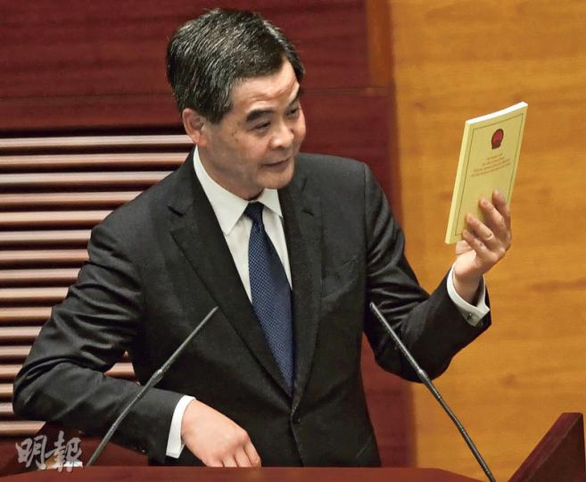 公民黨毛孟靜在答問大會上,質疑特首梁振英執行北京「去殖民化」的命令。梁振英反駁指並非事事聽命於中央,強調會「矢志不渝」根據《基本法》施政。(李紹昌攝)工黨李卓人昨向梁振英「追數」,要求他立即就取消強積金對冲以及就標準工時立法,不能將問題「賴」給勞資雙方;又質疑梁振英拖延落實,是「呃市民、博連任」。(李紹昌攝) 公民黨毛孟靜在答問大會上,質疑特首梁振英執行北京「去殖民化」的命令。梁振英反駁指並非事事聽命於中央,強調會「矢志不渝」根據《基本法》施政。(李紹昌攝)工黨李卓人昨向梁振英「追數」,要求他立即就取消強積金對冲以及就標準工時立法,不能將問題「賴」給勞資雙方;又質疑梁振英拖延落實,是「呃市民、博連任」。(李紹昌攝)