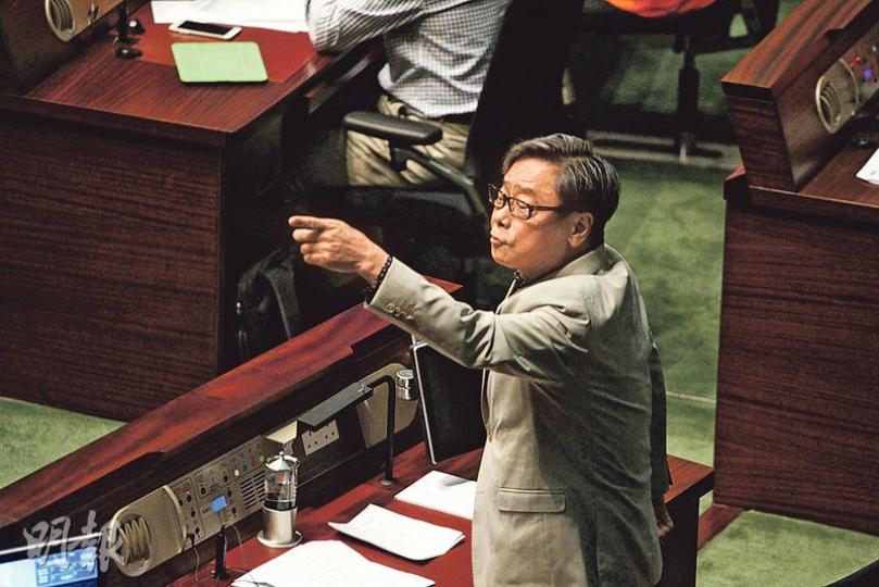 無黨派議員黃毓民昨在答問大會稱,有選民要他問特首梁振英「幾時死」,而梁振英則以已故中共領袖毛澤東詩句「牢騷太盛防腸斷」回應,又祝黃「健康長壽」。(李紹昌攝) 無黨派議員黃毓民昨在答問大會稱,有選民要他問特首梁振英「幾時死」,而梁振英則以已故中共領袖毛澤東詩句「牢騷太盛防腸斷」回應,又祝黃「健康長壽」。(李紹昌攝)