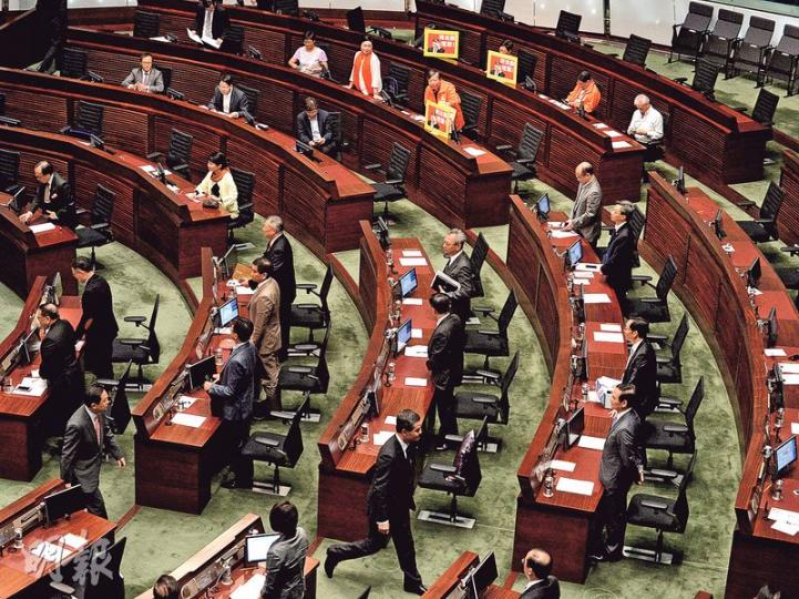 特首梁振英噚日行出立法會會議廳時,建制派一致站立,但泛民有人就選擇坐喺度(左上),以反證特首地位唔係超然。(馮凱鍵攝) 特首梁振英噚日行出立法會會議廳時,建制派一致站立,但泛民有人就選擇坐喺度(左上),以反證特首地位唔係超然。(馮凱鍵攝)