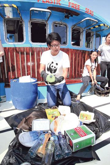 WWF職員在香港仔魚市場對開水域用撈箕即席打撈垃圾,記者觀察水域有頗多垃圾漂浮,短短15分鐘打撈,垃圾已盛滿一個能盛70公升水的膠桶,主要為發泡膠箱、飯盒、膠樽等。(郭慶輝攝) WWF職員在香港仔魚市場對開水域用撈箕即席打撈垃圾,記者觀察水域有頗多垃圾漂浮,短短15分鐘打撈,垃圾已盛滿一個能盛70公升水的膠桶,主要為發泡膠箱、飯盒、膠樽等。(郭慶輝攝)