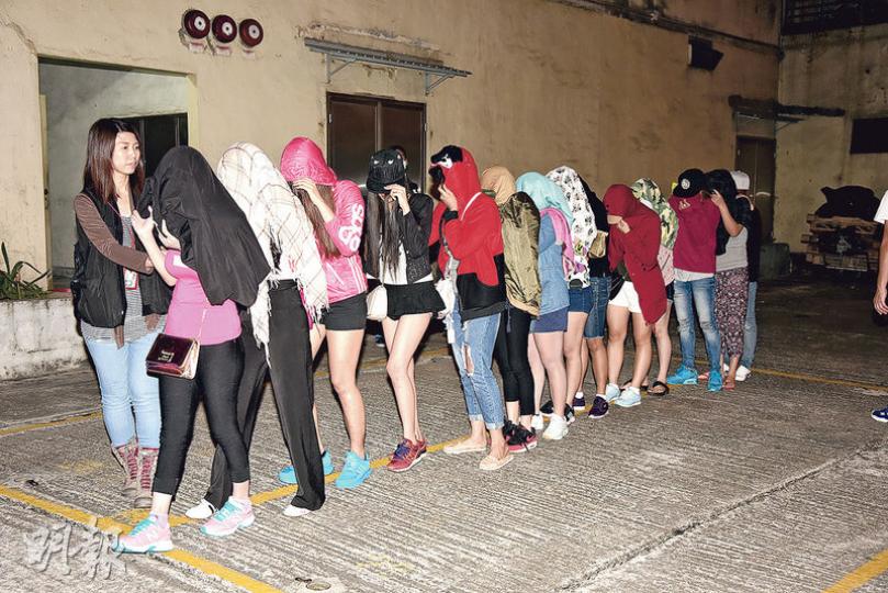 警方掃蕩無牌酒吧,拘捕120人,當中有泰籍女子在酒吧陪酒,警方以涉嫌違反逗留條件,將這批泰籍女子拘捕帶署調查(圖)。(蔡方山攝) 警方掃蕩無牌酒吧,拘捕120人,當中有泰籍女子在酒吧陪酒,警方以涉嫌違反逗留條件,將這批泰籍女子拘捕帶署調查(圖)。(蔡方山攝)