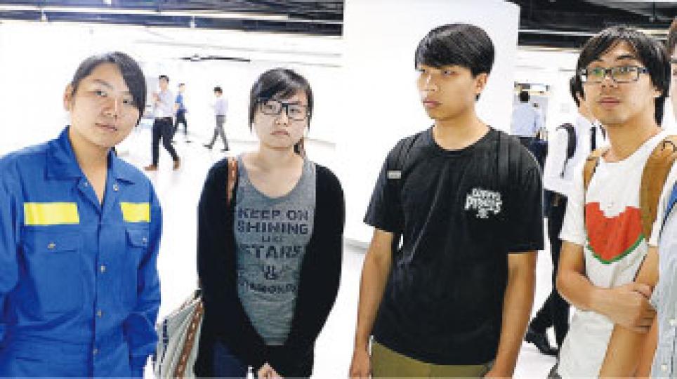 中電昨舉辦就業資訊日,吸引逾1100人到場。在專業教育學院(IVE)修讀電機工程高級文憑課程的鄭小姐(左二),昨偕數名同學到場,她表示不怕辛勞,冀將來可加入電力行業。(劉焌陶攝) 中電昨舉辦就業資訊日,吸引逾1100人到場。在專業教育學院(IVE)修讀電機工程高級文憑課程的鄭小姐(左二),昨偕數名同學到場,她表示不怕辛勞,冀將來可加入電力行業。(劉焌陶攝)