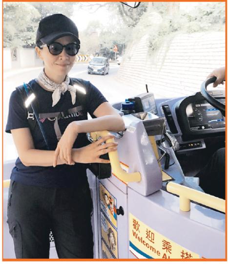 劉嘉玲效法發哥,乘搭公共交通工具坐巴士。(微博圖片)愛上行山的劉嘉玲,趁重陽登高,卻未見老公偉仔在身邊。(微博圖片) 劉嘉玲效法發哥,乘搭公共交通工具坐巴士。(微博圖片)愛上行山的劉嘉玲,趁重陽登高,卻未見老公偉仔在身邊。(微博圖片)