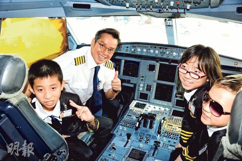 阿倫首次穿上機師制服,跟一班患有輕度智障的學生登上客機。(攝影:陳釗) 阿倫首次穿上機師制服,跟一班患有輕度智障的學生登上客機。(攝影:陳釗)