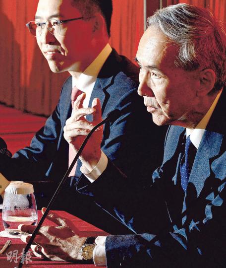 信和主席黃志祥(上圖右)在股東大會之後,與大兒子黃永光(上圖左)一同會見傳媒。黃志祥明言,若有落標投地的機會,集團一定會捧場。另外兩名兒子黃永龍(下圖左)及黃永耀(下圖右),均到現場站着觀摩。(劉焌陶攝) 信和主席黃志祥(上圖右)在股東大會之後,與大兒子黃永光(上圖左)一同會見傳媒。黃志祥明言,若有落標投地的機會,集團一定會捧場。另外兩名兒子黃永龍(下圖左)及黃永耀(下圖右),均到現場站着觀摩。(劉焌陶攝)