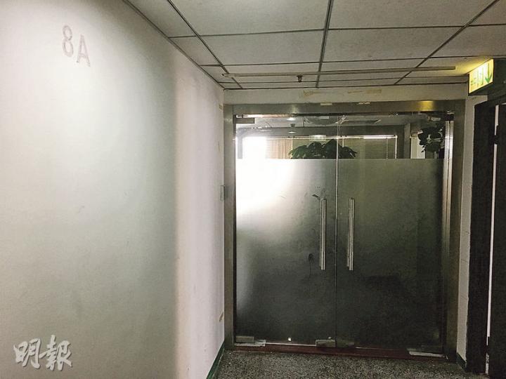 記者昨日到天馬國際唯一股東李先營在深圳的登記地址,見上址為寫字樓,裏面並無開燈,也無人應門,當記者拍照時突有職員從寫字樓走出。(明報記者攝) 記者昨日到天馬國際唯一股東李先營在深圳的登記地址,見上址為寫字樓,裏面並無開燈,也無人應門,當記者拍照時突有職員從寫字樓走出。(明報記者攝)