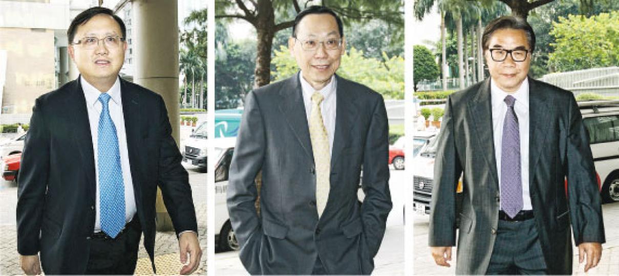全國政協委員、香港資源控股(前稱海域化工集團)前主席黃英豪(左)、證監會前高層尹應能(中),以及恒基主席李兆基的姻親、徐子淇的父親徐傳順(右)被指涉及行賄,案件昨正式轉介到高等法院。黃昨到法院應訊時笑容滿面,主動站在門外讓記者拍攝,而徐則急步離開。(李紹昌攝) 全國政協委員、香港資源控股(前稱海域化工集團)前主席黃英豪(左)、證監會前高層尹應能(中),以及恒基主席李兆基的姻親、徐子淇的父親徐傳順(右)被指涉及行賄,案件昨正式轉介到高等法院。黃昨到法院應訊時笑容滿面,主動站在門外讓記者拍攝,而徐則急步離開。(李紹昌攝)