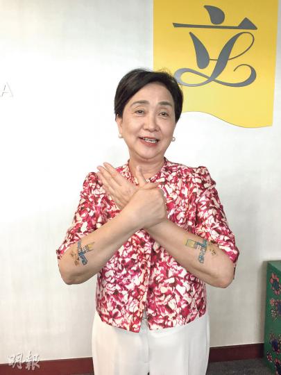 民主黨劉慧卿左右手都有大大個公仔圖案,但原來佢唔係走去紋身,只係印水紙洗極都唔甩。(何曉勤攝) 民主黨劉慧卿左右手都有大大個公仔圖案,但原來佢唔係走去紋身,只係印水紙洗極都唔甩。(何曉勤攝)